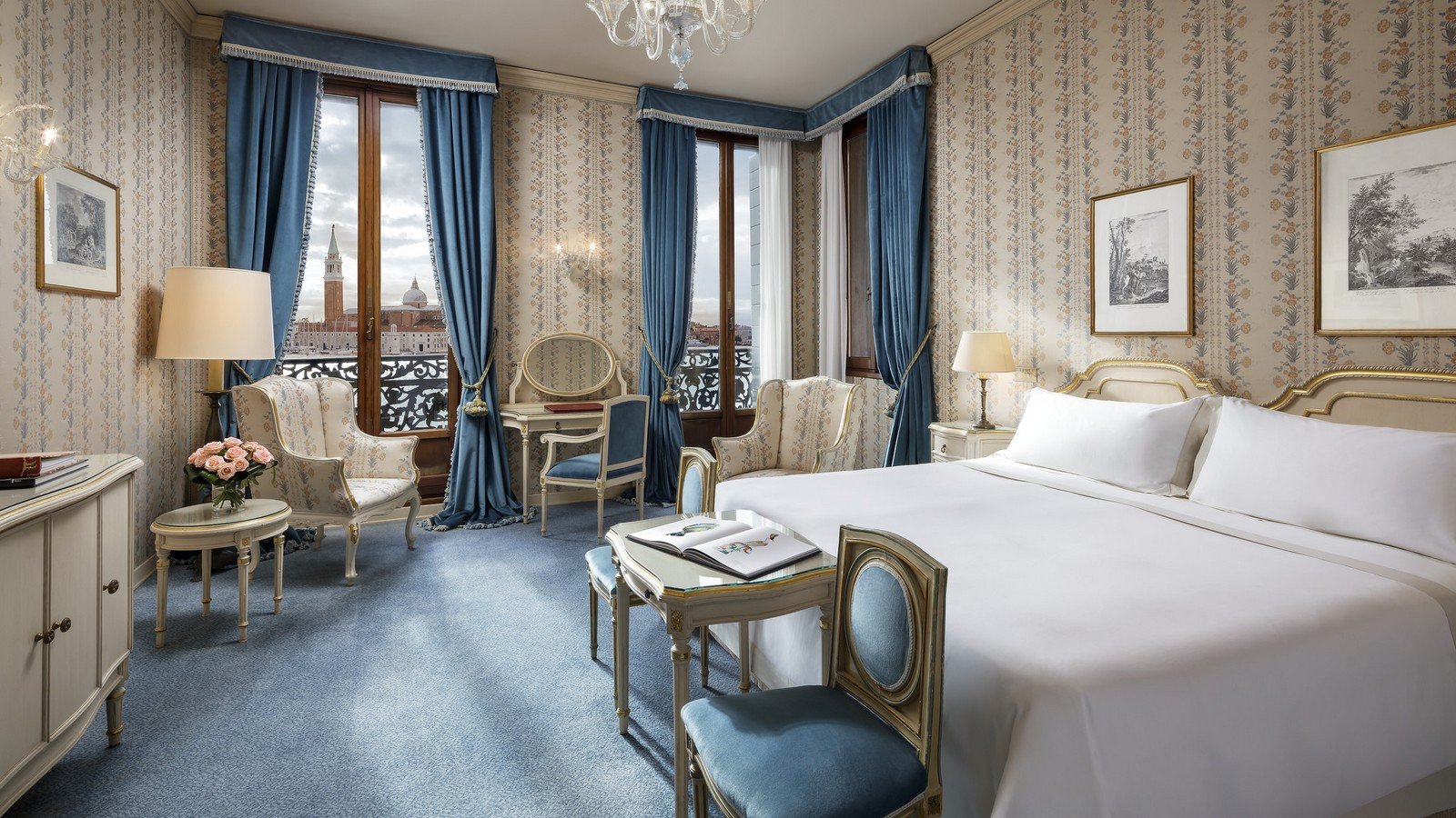 غرفة فاخرة بسرير مزدوج تطل على بحيرة البندقية