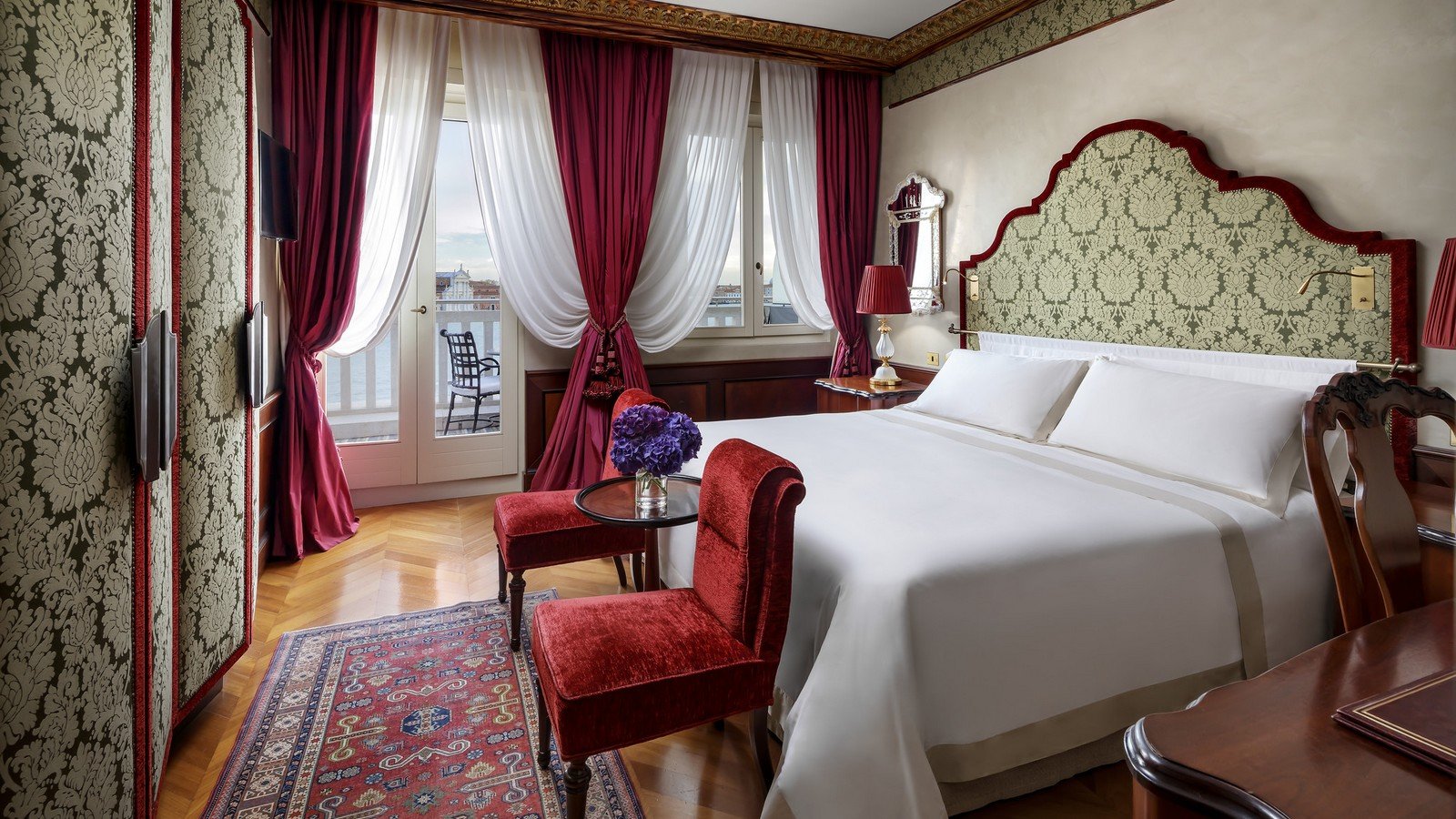 غرفة فاخرة بسرير مزدوج وشرفة تطل على بحيرة البندقية