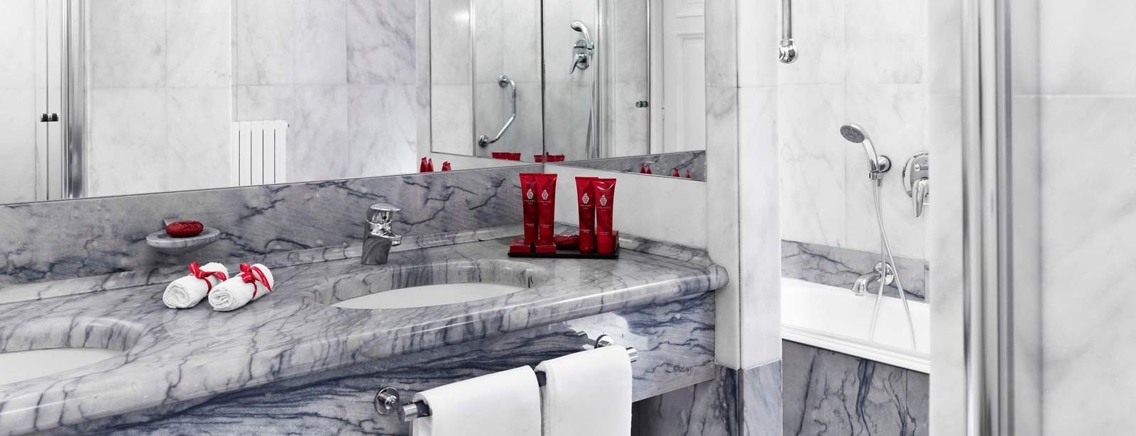 Lagoon View Suite bathroom