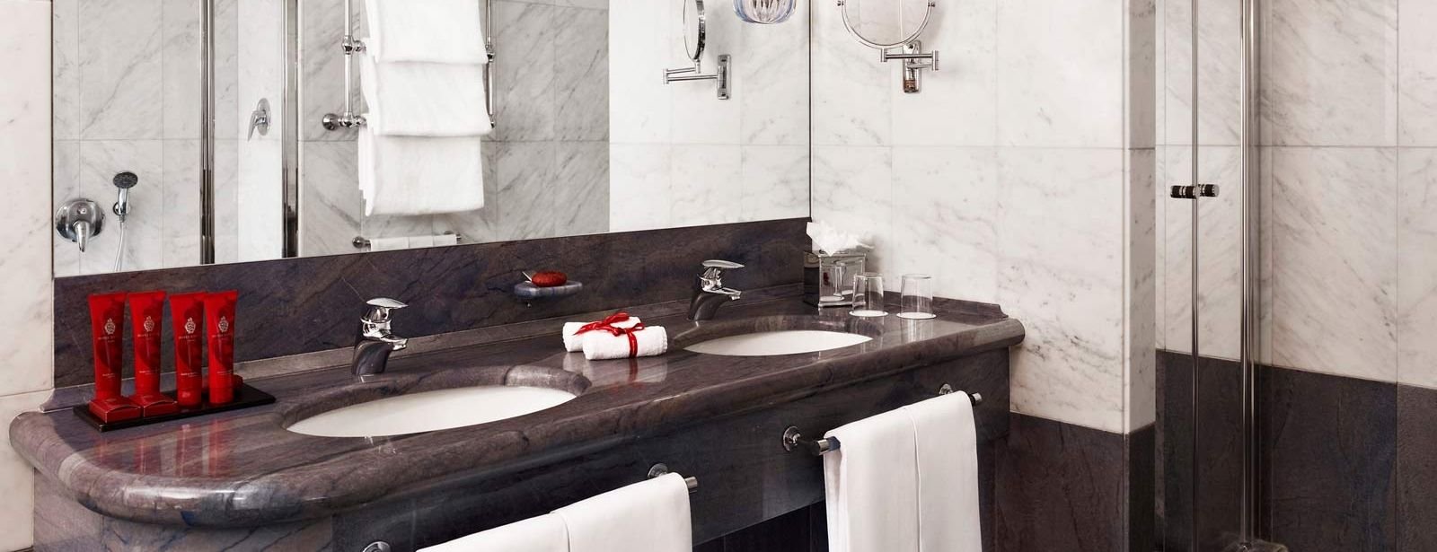 Junior Suite Lagoon View bathroom